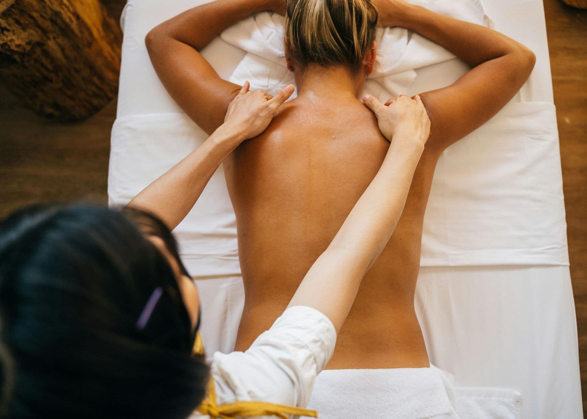 Relaxar com massagem na praia ou na sua pousada
